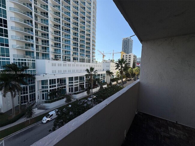 Building Photo - 505 NE 30th St