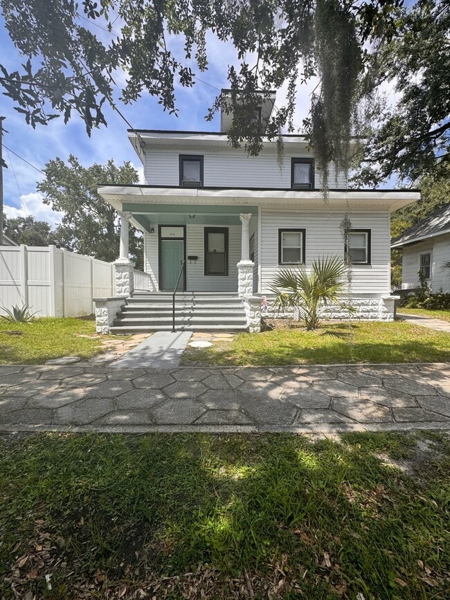 Primary Photo - 135 E 17th St