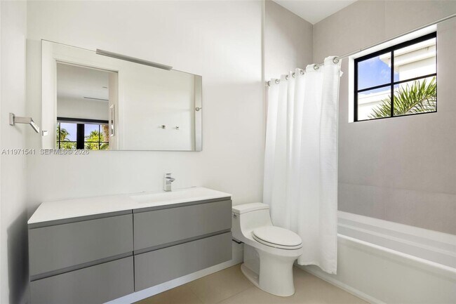 Building Photo - 885 NE 76th St