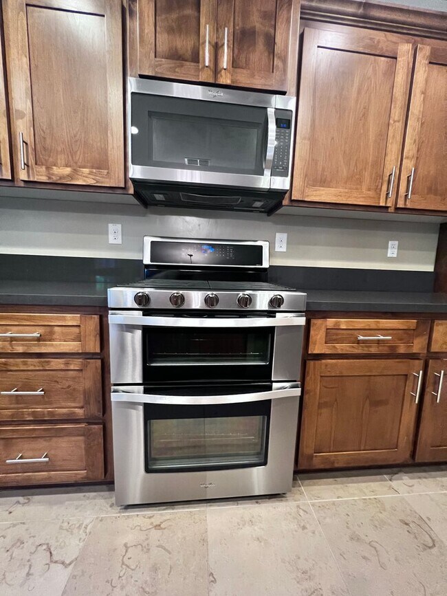 Building Photo - Stunning 3 Bedroom, 2.5 Bath Single Family Home, Gated Community, Beautiful Inside & Out!