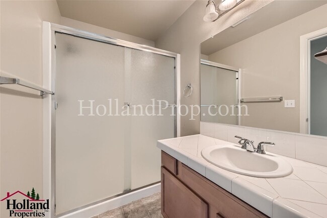 Building Photo - Spacious Townhome with A/C, Gas Fireplace & Water/Sewer Included!