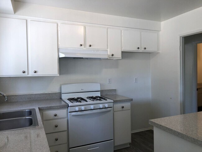 Building Photo - 2229 Franzen Ave