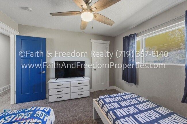 Building Photo - 260 Everett Dr