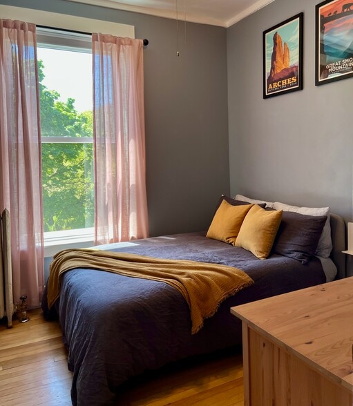 The third bedroom is perfect for a guest room or a home office. - 5142 S Greenwood Ave