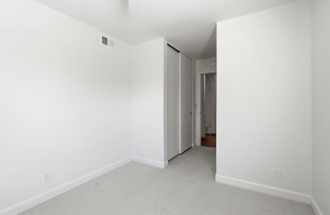 Building Photo - Updated Townhome in Lake Santa Clara HOA