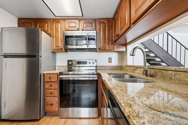 Building Photo - 2 Bed / 2 Bath Townhome in Denver