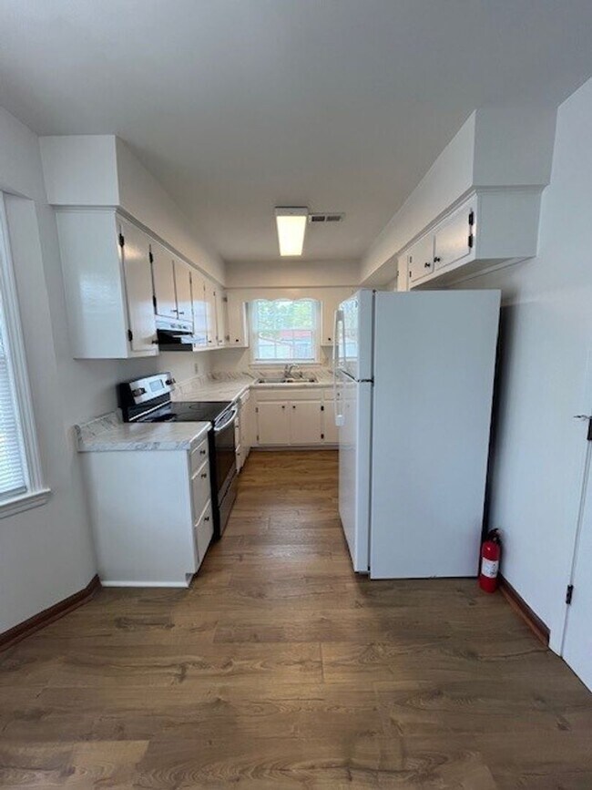 Building Photo - Recently updated 3 bedroom 2 bath home in King Grants