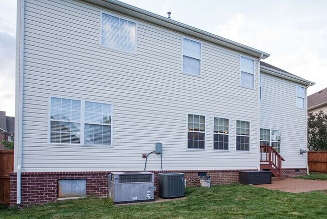 Building Photo - Pristine 5 Bed Fenced Franklin Home!