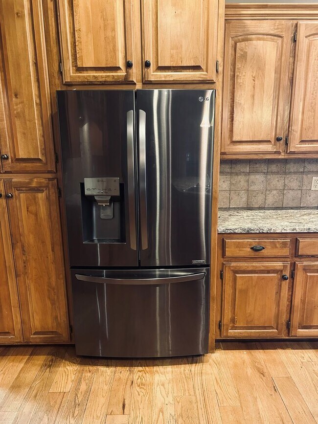 Building Photo - Gorgeous Home Located on Rivercut Golf Cou...