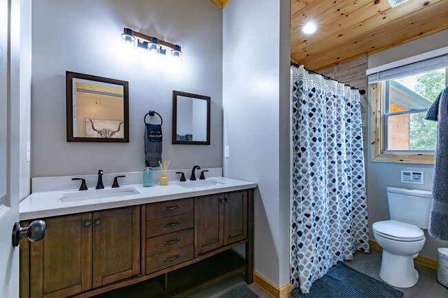 Building Photo - 43 Medina Ct