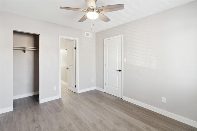 Spacious bedroom with closet - 327 N 16th Ave