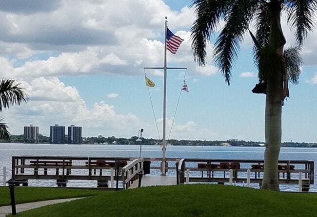 Building Photo - Riverfront Community Resort Style 2/2 Condo