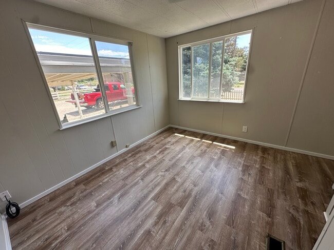 Building Photo - 566 SW Paiute St