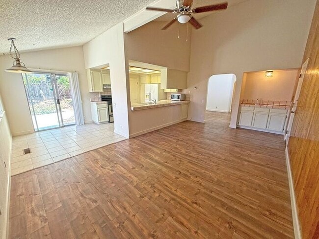 Building Photo - Single Story Evergreen Home at the Middle of a Cul-De-Sac!