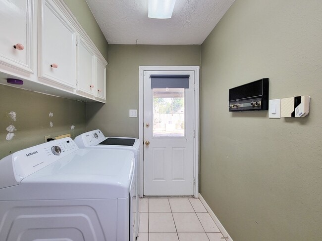 Building Photo - Amazing Cottage Charm Designer Home with Lush Landscaping, Sprinkler System, New Insulated Window...