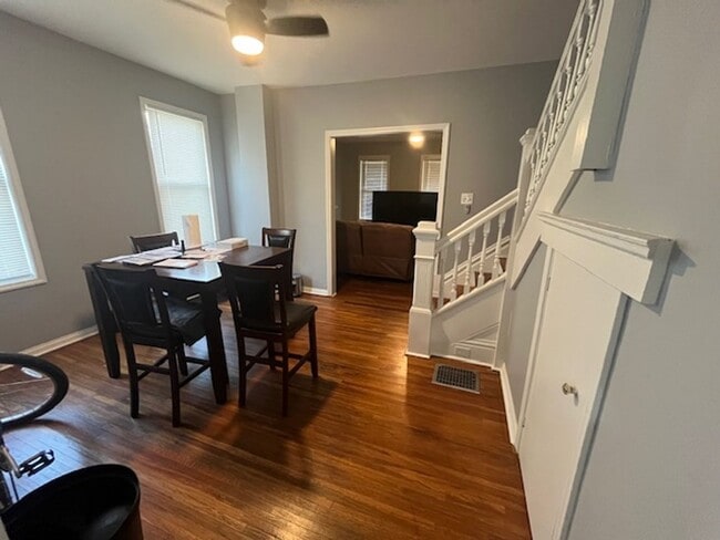 Building Photo - Spacious 3 bed, 1.5 bath duplex