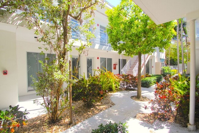 Building Photo - Tastefully furnished 1bed/1bath in the heart of South Beach!