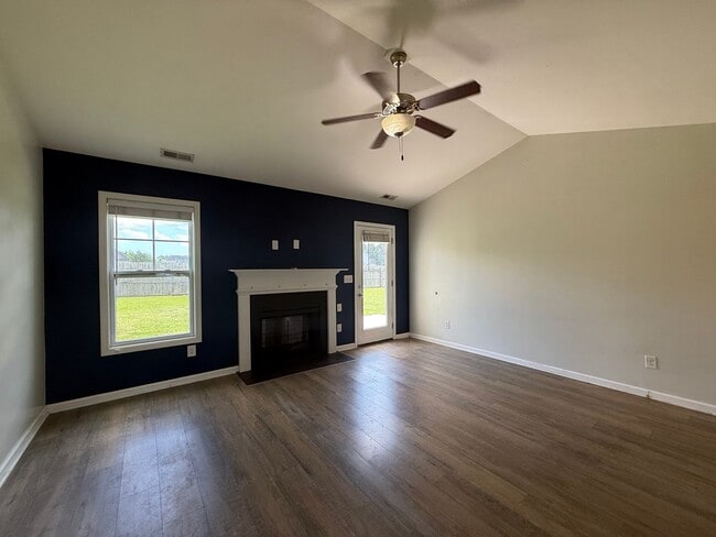 Building Photo - Absolutely Adorable!