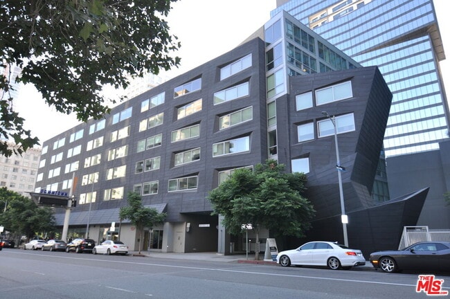 Building Photo - 901 Flower St