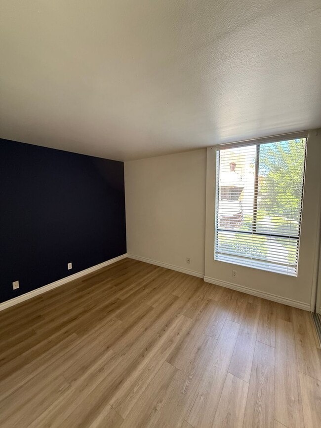 Building Photo - Spacious 2 Bedroom, 2 Bathroom, Canoga Par...