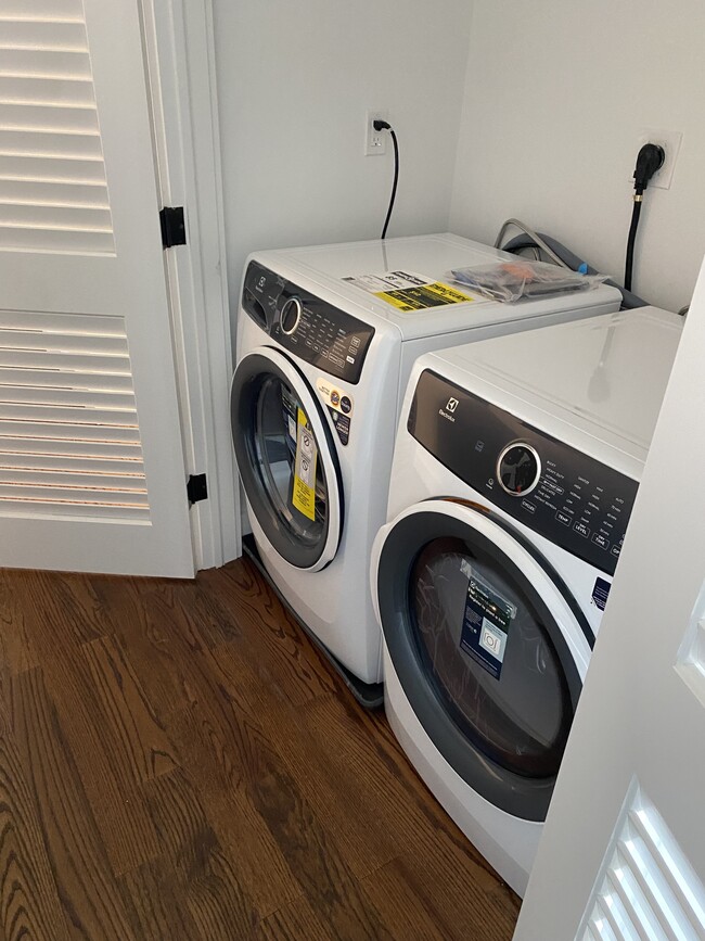 Brand new washer Dryer - 15 Bayview Ave