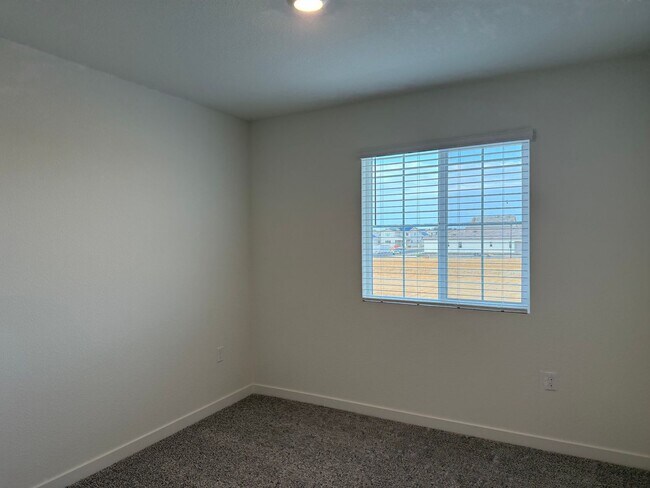 Building Photo - Beautiful 5 bed 3 bath located in West Ros...