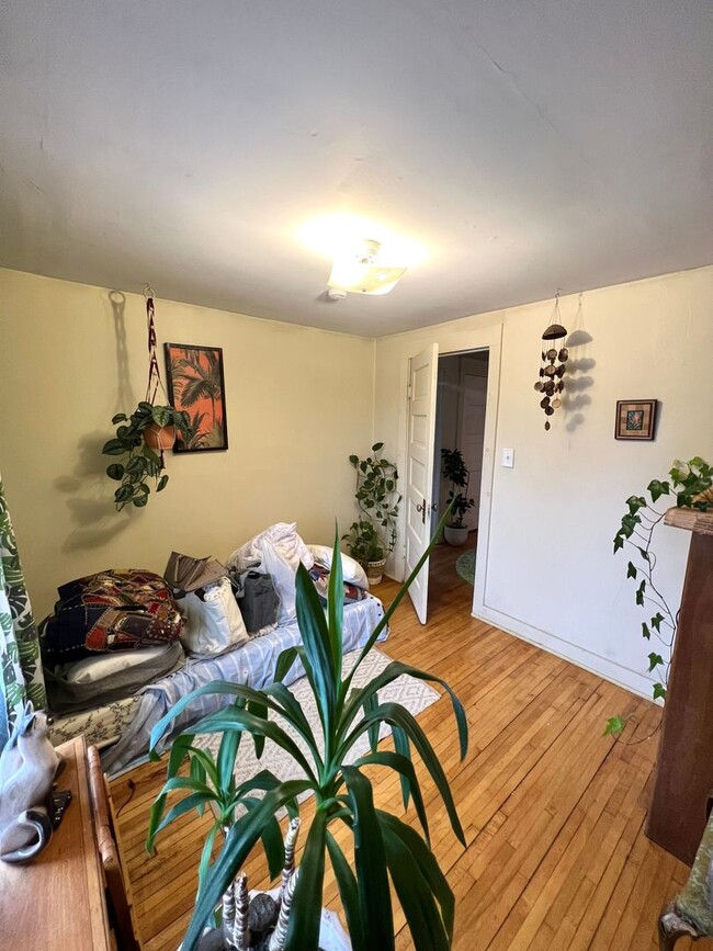 Building Photo - Available January 15th - 3 bedroom 2 bathr...