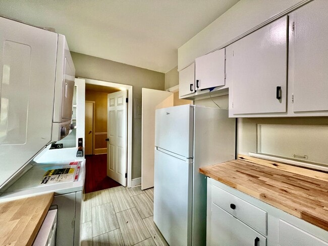 Building Photo - 3 BED CONDO IN PERFECT LOCATION!