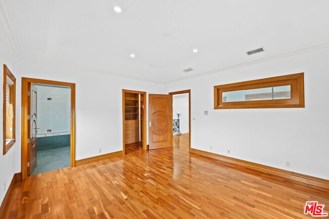 Building Photo - 9033 Cresta Dr