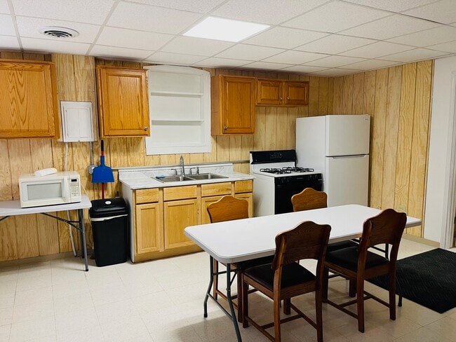 Building Photo - 14890 W Russell Rd