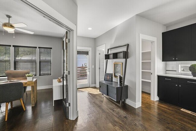 Building Photo - Completely furnished 4BR/2.5BA with fully ...