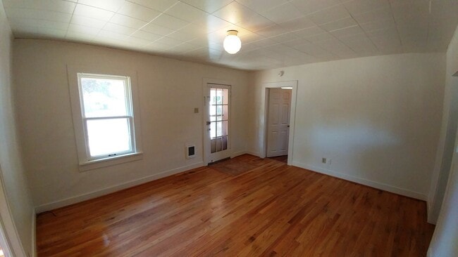 Building Photo - Cute Home With Large Yard