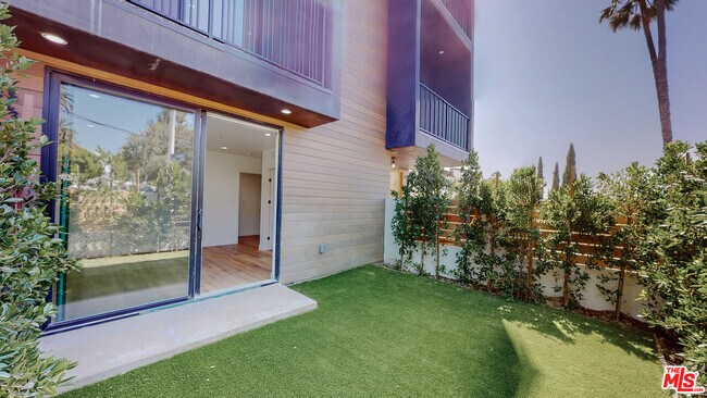 Building Photo - 4462 W Maplewood Ave