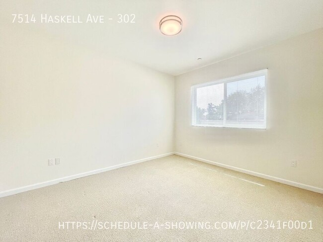 Building Photo - Beautiful newly remodeled modern top-floor...