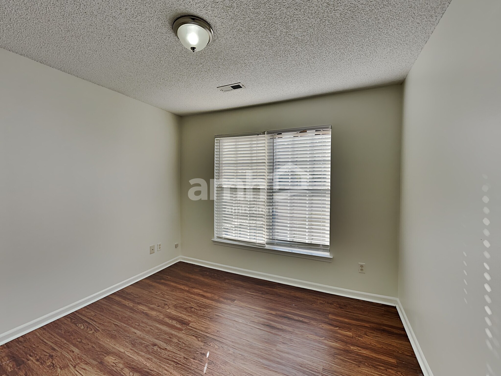 Building Photo - 949 Milkwood Ln
