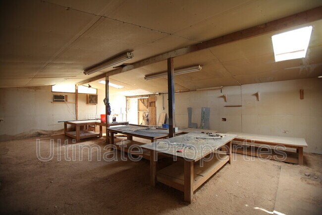 Building Photo - 4129 E Bluefield Ave
