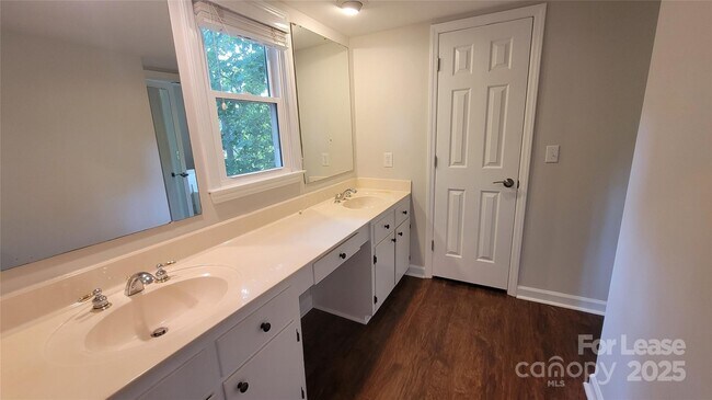 Building Photo - 9424 Whitethorn Dr