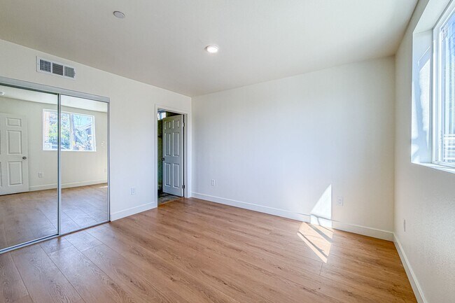 Building Photo - 423 E 31st St