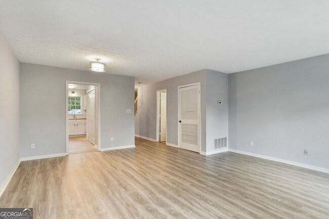 Building Photo - 587 Wedgewood Dr