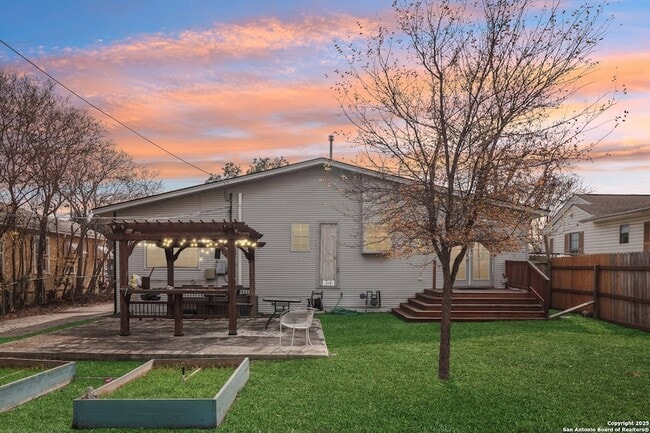 Building Photo - 2709 W Craig Pl