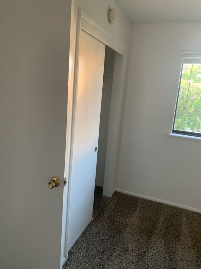 Building Photo - Spacious 2 story 4 bed. 2 bath condo