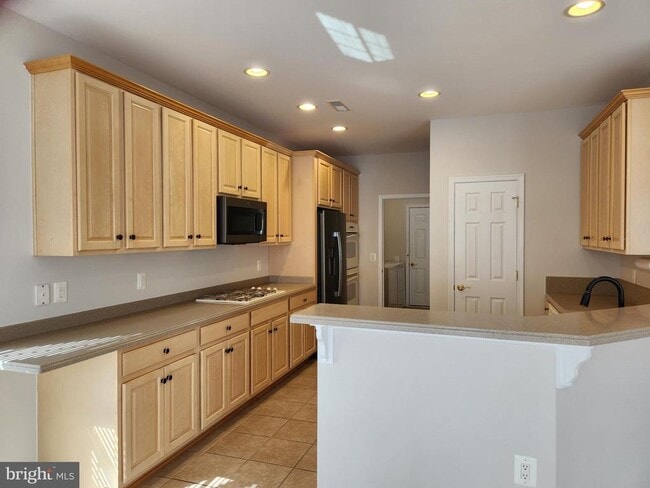 Building Photo - 20667 Golden Ridge Dr