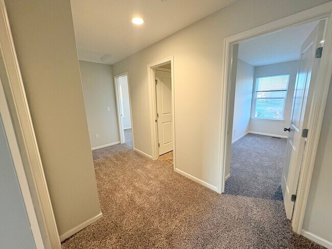 Building Photo - 3 Bedroom | 2.5 Bath | 2-Car Garage in Gra...