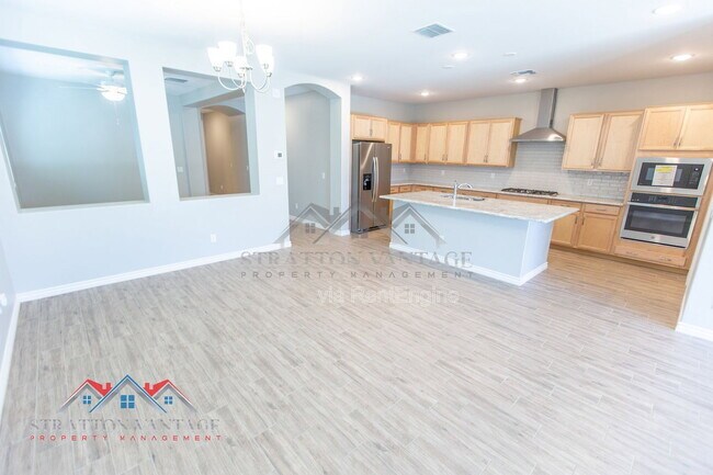 Building Photo - 15243 W Latham St