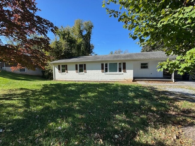 Building Photo - 4 Bedroom Remodeled House off Old Forest Road
