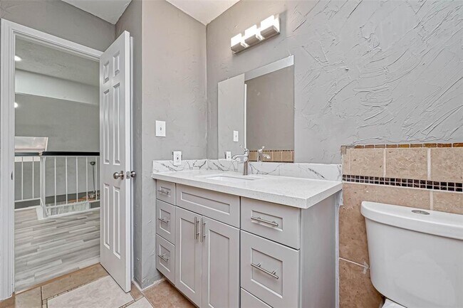 Building Photo - 9831 Orangevale Dr