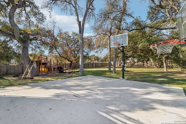 Building Photo - WHISPERING OAKS GARDEN HOME