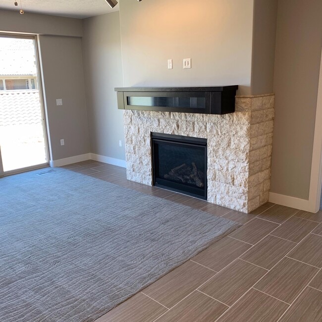Building Photo - 810 S Dixie Dr