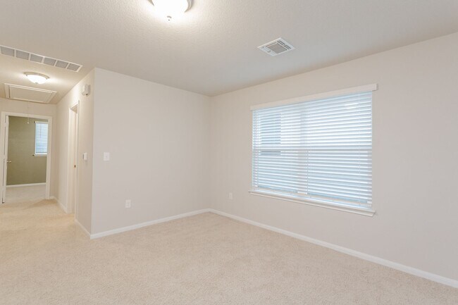 Building Photo - Beautiful 3 Bed / 2.5 Bath Home with High ...