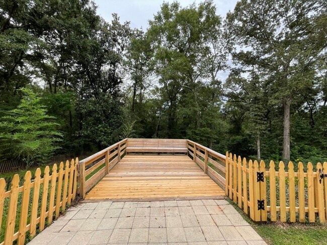 Building Photo - Rolling Acres - End Unit w/Several Beautif...